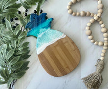 Load image into Gallery viewer, Pineapple Beach Resin Art Cheeseboard